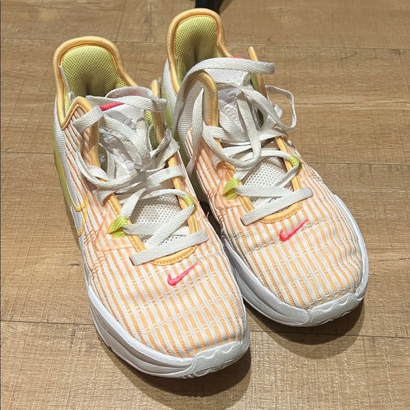 Nike LeBron sneakers men’s 7.5 womens 9 - Picture 1 of 8